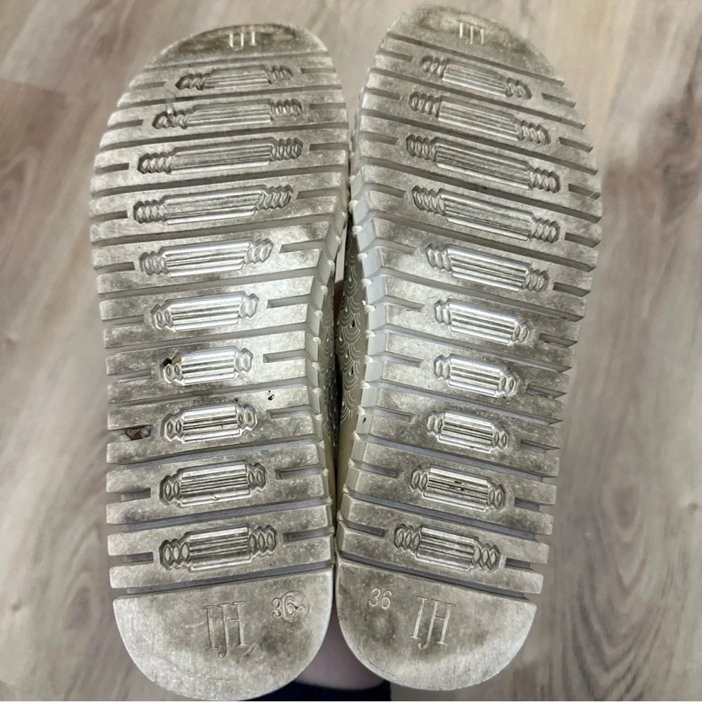 Ilse Jacobsen Hornbaek Metallic Perforated Sneaker size 37 Platin